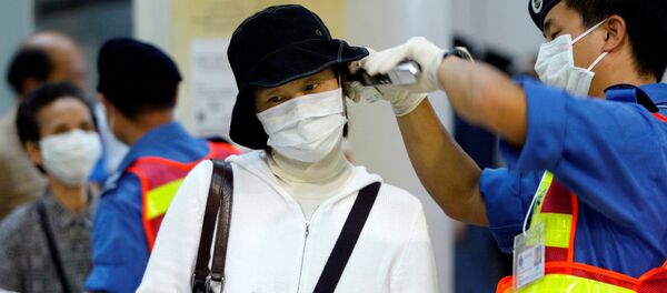 Una mujer china con máscara a causa del coronavirus en Hong Kong - Sputnik Mundo