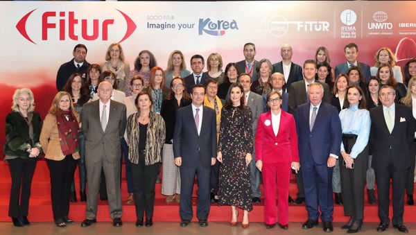 La reina Letizia de España y los participantes de la cuadragésima edición de la Feria Internacional de Turismo-FITUR en la inauguración oficial en Madrid La reina Letizia de España y los participantes de la cuadragésima edición de la Feria Internacional de Turismo-FITUR en la inauguración oficial en Madrid - Sputnik Mundo