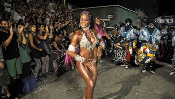 La vedette de una comparsa de negros y lubolos durnate un Desfile de Llamadas en Montevideo, Uruguay - Sputnik Mundo