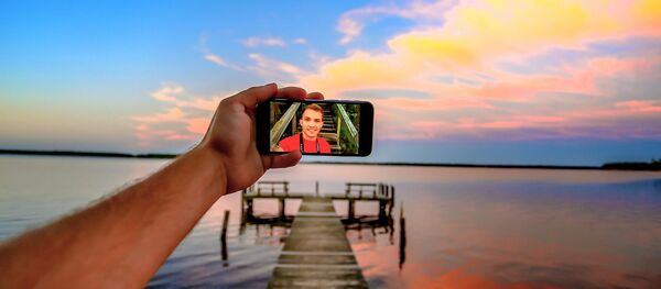 Joven se toma una selfi Joven se toma una selfi - Sputnik Mundo