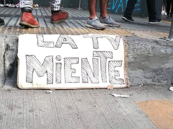 Los medios que cuentan lo que otros callan en el estallido social de Chile Los medios que cuentan lo que otros callan en el estallido social de Chile - Sputnik Mundo