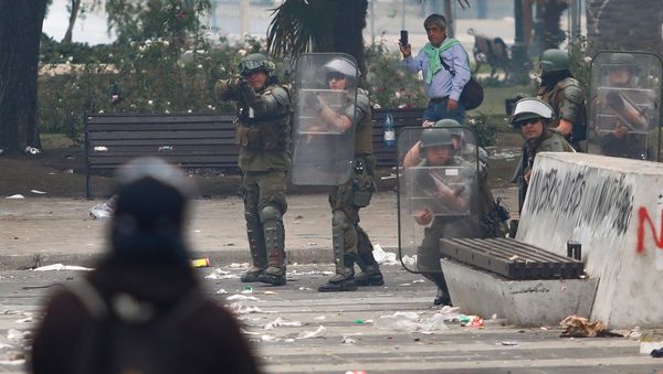 Carabineros armados y con escudos enfrentan a manifestantes Carabineros armados y con escudos enfrentan a manifestantes - Sputnik Mundo