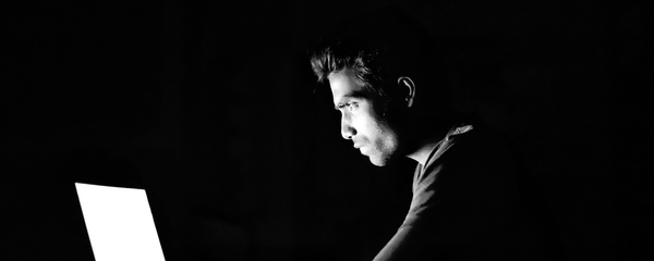 Hombre revisando un ordenador - Sputnik Mundo