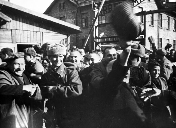 Hace 75 años, la Unión Soviética liberó a los prisioneros de Auschwitz - Sputnik Mundo