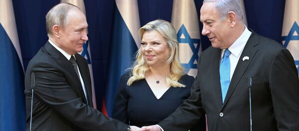 El presidente ruso, Vladímir Putin, el primer ministro de Israel, Benjamín Netanyahu, y su esposa Sara Netanyahu - Sputnik Mundo