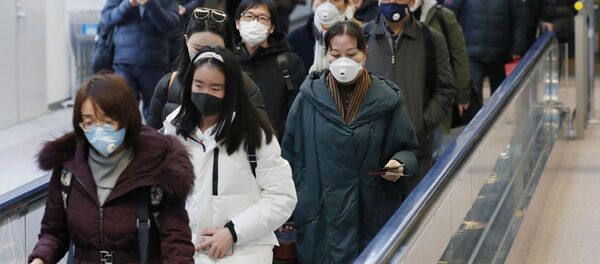 Pasajeros chinos en un aeropuerto Pasajeros chinos en un aeropuerto - Sputnik Mundo