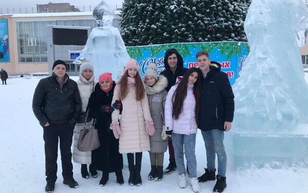 Celebrando el Año nuevo con unos amigos en la cuidad de Chaikovski (región de Perm) - Sputnik Mundo