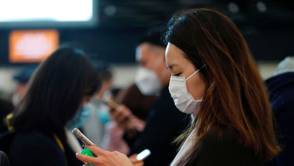 Una mujer china con máscara a causa del coronavirus en Hong Kong - Sputnik Mundo