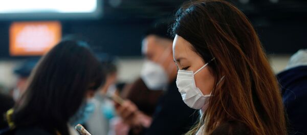 Una mujer china con máscara a causa del coronavirus en Hong Kong - Sputnik Mundo