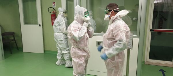 Los médicos van a examinar a pacientes con coronavirus - Sputnik Mundo