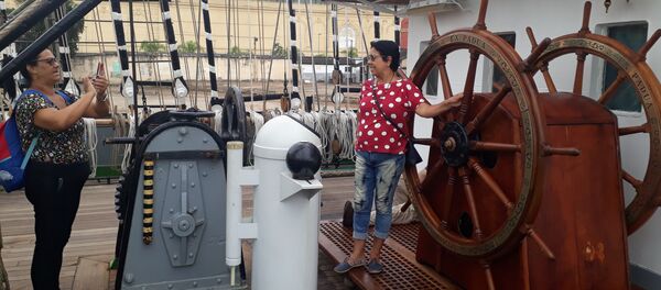 Turistas sacan fotos a bordo del velero Kruzenshtern  - Sputnik Mundo