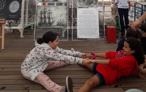 Niñas jugando al bordo del velero Kruzenshtern - Sputnik Mundo
