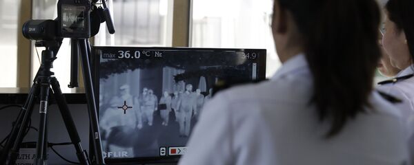 El personal del aeropuerto mide la temperatura de los visitantes - Sputnik Mundo