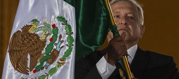 El presidente de México, Andrés Manuel López Obrador, con la bandera de su país - Sputnik Mundo