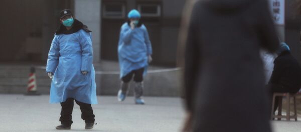 Personal de seguridad en Wuhan, China - Sputnik Mundo