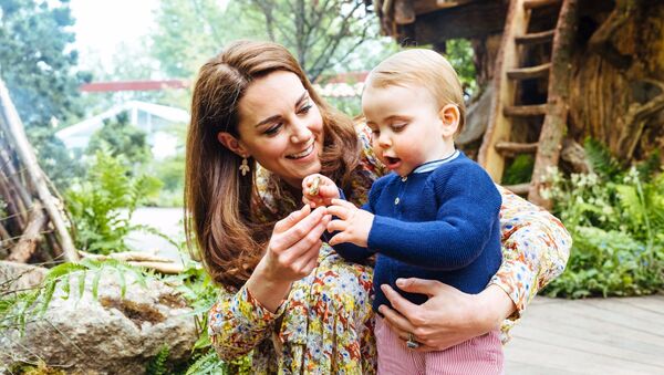 Kate Middleton, la duquesa de Cambridge, y su tercer hijo, Louis - Sputnik Mundo