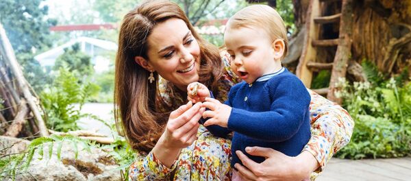 Kate Middleton, la duquesa de Cambridge, y su tercer hijo, Louis - Sputnik Mundo