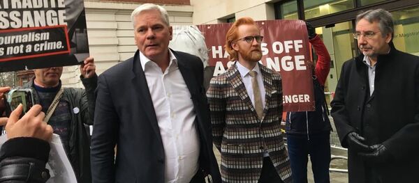 Kristinn Hrafnsson y Joseph Farrell a la salida de la vista de extradición de Julian Assange - Sputnik Mundo