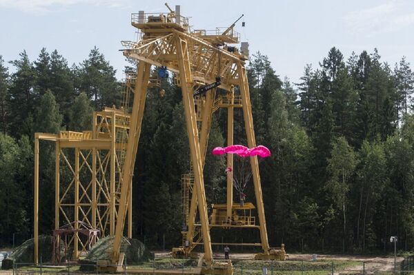 Rusia crea un paracaídas único para evacuar rascacielos | Foto - Sputnik Mundo