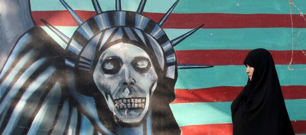 Un muro en Teherán con la imagen de la Estatua de la Libertad - Sputnik Mundo