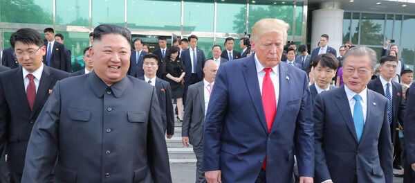 El presidente de Corea del Sur, Moon Jae-in, junto al presidente estadounidense, Donald Trump, y al líder de Corea del Norte, Kim Jong-un - Sputnik Mundo