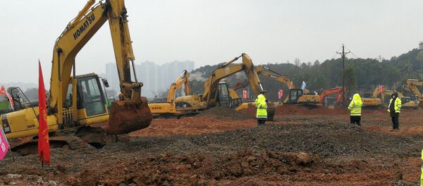 Numerosas excavadoras en el sitio de construcción del nuevo hospital para tratar a los pacientes del nuevo coronavirus en Wuhan, China - Sputnik Mundo