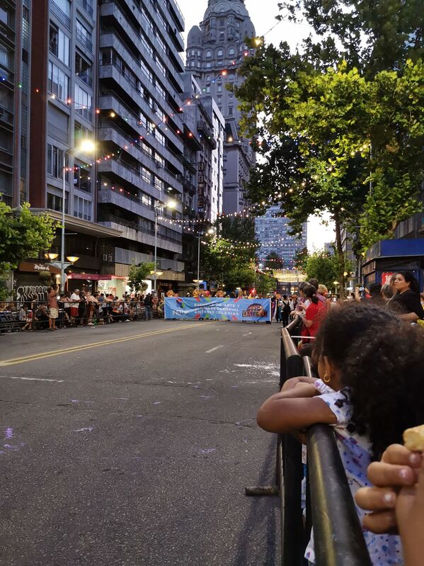 Así arrancó el desfile inaugural del Carnaval de Uruguay por la Avenida 18 de julio, la principal arteria del país - Sputnik Mundo