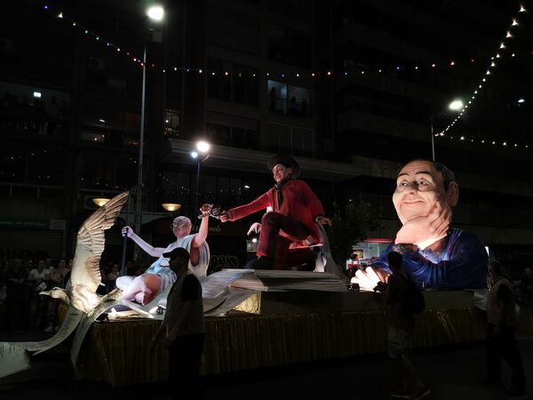 El carro alegórico des desfile estuvo dedicado al fallecido parodista uruguayo Miguel 'Pendota' Meneses, cyua figura estuvo representada junto a sus clásicos personajes 'Nosferatu', 'Billy the kid' y 'Gandhi'  - Sputnik Mundo