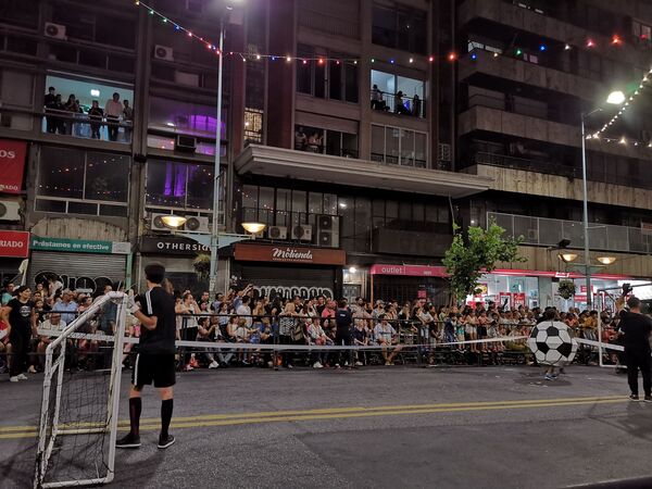 Un partido de fútbol en medio del desfile inaugural del Carnaval de Uruguay, un clásico que no podía faltar - Sputnik Mundo