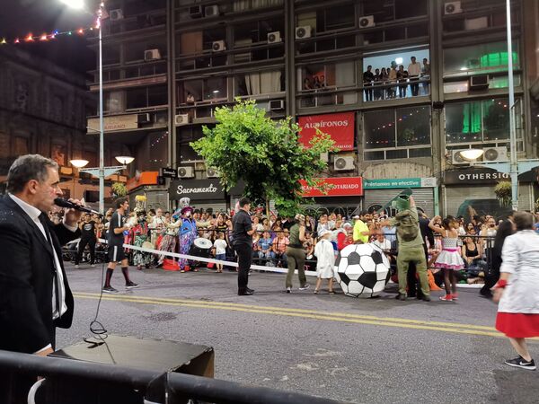 La murga 'La Mojigata' llevó el fútbol a pleno desfile inaugural del Carnaval de Uruguay. 'La Mojigata' fue ganadora del evento en 2019 - Sputnik Mundo