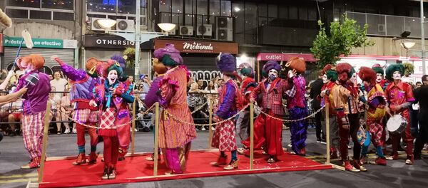 Una alfombra roja para estos famosos murguistas caminó por todo 18 de Julio: 'Metele que son pasteles' - Sputnik Mundo