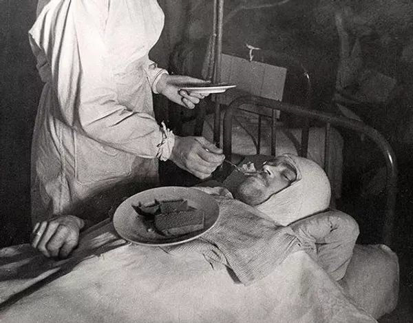 Una instántanea registrada por el fotoperiodista Serguéi Strunnikov durante el sitio de Leningrado Una instántanea registrada por el fotoperiodista Serguéi Strunnikov durante el sitio de Leningrado - Sputnik Mundo