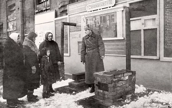 Una instántanea registrada por el fotoperiodista Serguéi Strunnikov durante el sitio de Leningrado Una instántanea registrada por el fotoperiodista Serguéi Strunnikov durante el sitio de Leningrado - Sputnik Mundo
