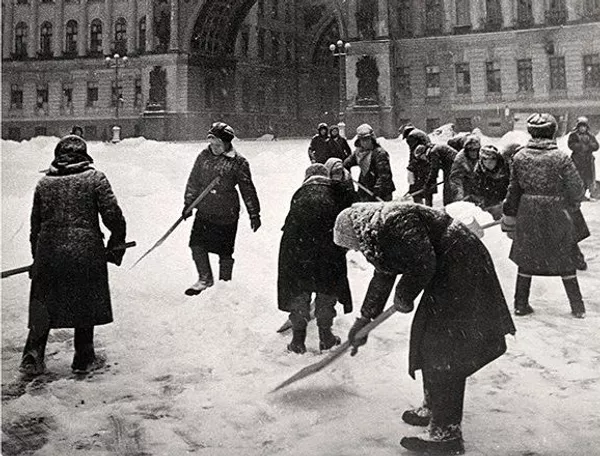 Una instántanea registrada por el fotoperiodista Serguéi Strunnikov durante el sitio de Leningrado Una instántanea registrada por el fotoperiodista Serguéi Strunnikov durante el sitio de Leningrado - Sputnik Mundo