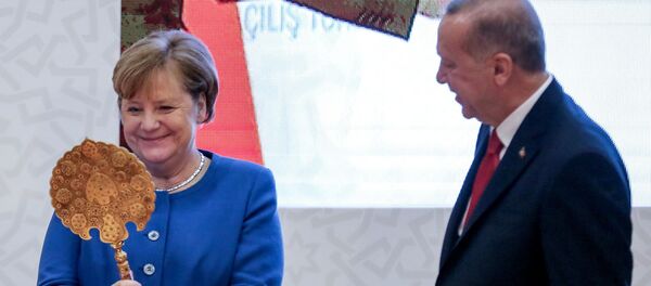 La canciller alemana, Angela Merkel, junto al presidente de Turquía, Recep Tayyip Erdogan La canciller alemana, Angela Merkel, junto al presidente de Turquía, Recep Tayyip Erdogan - Sputnik Mundo