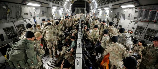 Paracaidistas estadounidenses dirigiéndose a Colombia - Sputnik Mundo