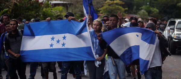 Migrantes hondureños en una caravana Migrantes hondureños en una caravana - Sputnik Mundo