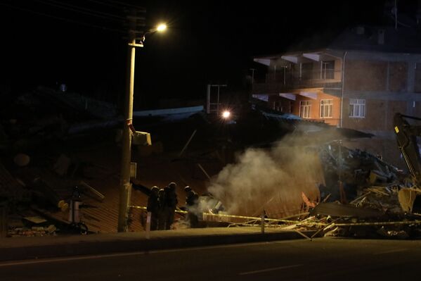 Consecuencias del terremoto que dejó decenas de muertos en Turquía - Sputnik Mundo