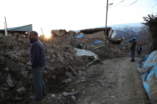 Consecuencias del terremoto que dejó decenas de muertos en Turquía - Sputnik Mundo