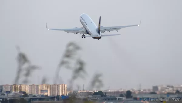 La terrible experiencia que han vivido los pasajeros de un vuelo de Ryanair en Valencia  - Sputnik Mundo