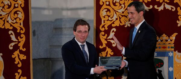 El opositor venezolano Juan Guaidó recibe la llave de oro de la ciudad de Madrid El opositor venezolano Juan Guaidó recibe la llave de oro de la ciudad de Madrid - Sputnik Mundo