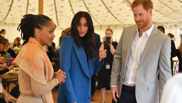 Doria Ragland madre de Meghan Markle junto a su hija y su yerno Harry - Sputnik Mundo