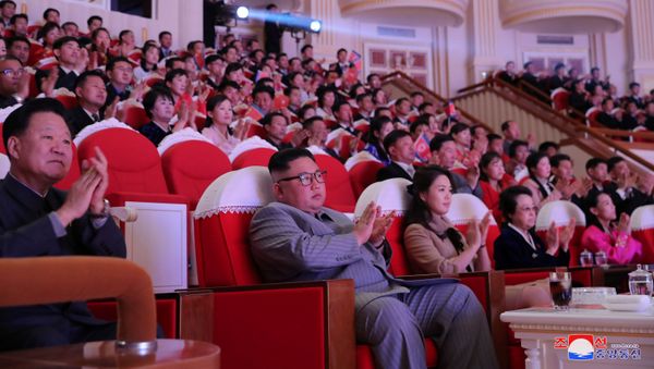 Kim Jong-un con su esposa y tía durante un concierto con motivo del Año Nuevo Lunar Kim Jong-un con su esposa y tía durante un concierto con motivo del Año Nuevo Lunar - Sputnik Mundo