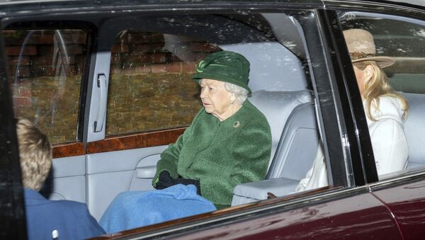 La reina Isabel II junto a Sofía de Wessex - Sputnik Mundo