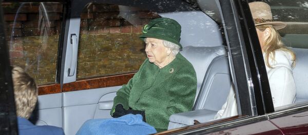 La reina Isabel II junto a Sofía de Wessex - Sputnik Mundo