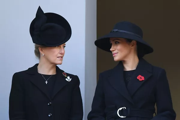 La reina Isabel II encuentra un remplazo para Meghan Markle y es rubia