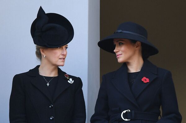 La reina Isabel II encuentra un remplazo para Meghan Markle y es rubia - Sputnik Mundo