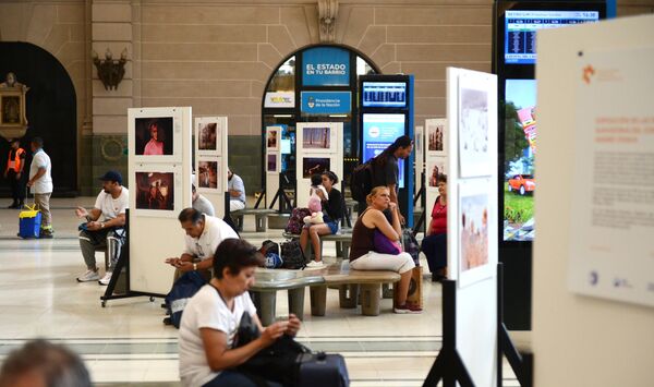 Estación ferroviaria de Buenos Aires acoge muestra fotográfica del concurso Andréi Stenin - Sputnik Mundo