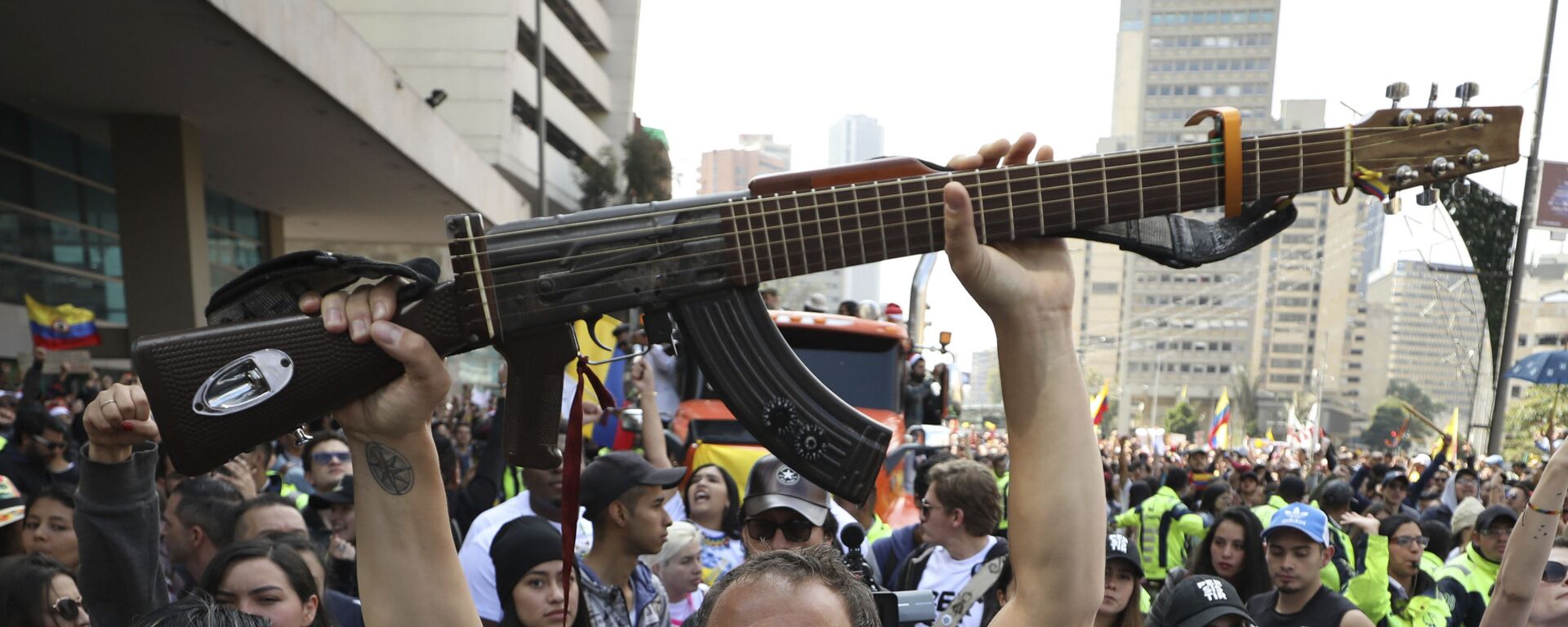 El músico colombiano César López durante las protestas en Colombia contra el Gobierno de Iván Duque, en Bogotá (Colombia), el 8 de diciembre de 2019 - Sputnik Mundo, 1920, 22.11.2022