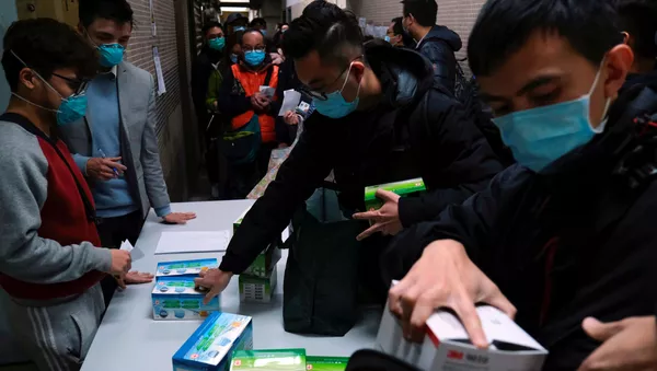 Unos chinos que llevan mascarillas para protegerse del coronavirus